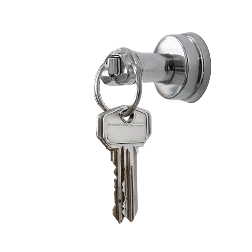 Ein Schlüssel hängt aus dem Schloss